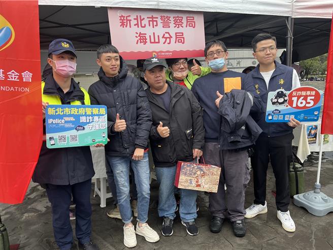 海山警分局設攤宣導犯罪預防。（王揚傑攝）