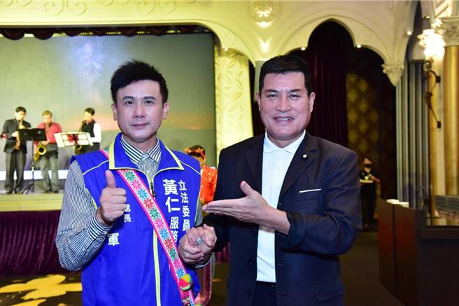 原民立委黃仁（右）力薦服務處處長吳軍（左）參選台中平地原住民議員補選。（取自吳軍臉書）