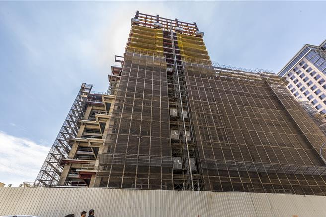 豐邑建設豐采520建案去年4月27日發生特斯拉轎車陷落坑洞事件後，被縣府勒令停工迄今仍未復工。（羅浚濱攝）