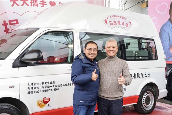 大大數位基金會董事長戴永輝（右）盛邀新北市長侯友宜（左）出席響應捐血家年華。（大大提供）