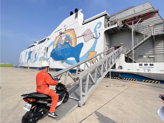 台南市政府观光旅游局1日证实，丽娜轮的船东东联航运基于商业考量，已经将丽娜轮卖给希腊，目前该船正驶往希腊交船途中。（本报资料照片）