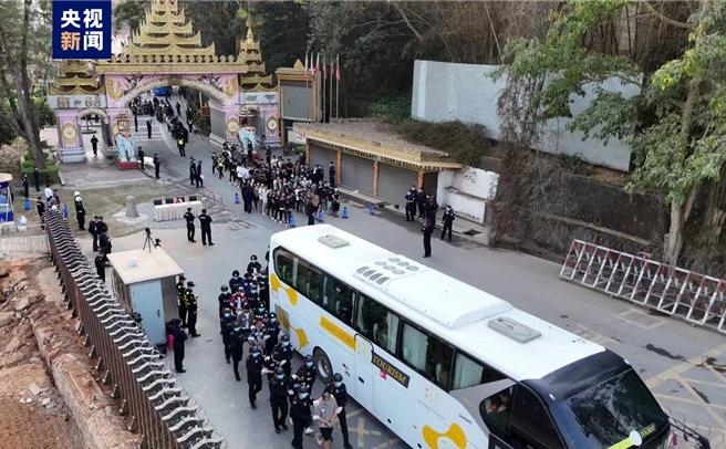 今年首批！497名跨境电信网路诈骗犯，缅甸移交陆方。（央视新闻）