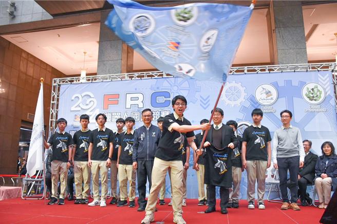 北市教育局长汤志民亲自授予台北市联盟旗帜，带领各校同学宣示夺奖决心。(黄敬文翻摄)