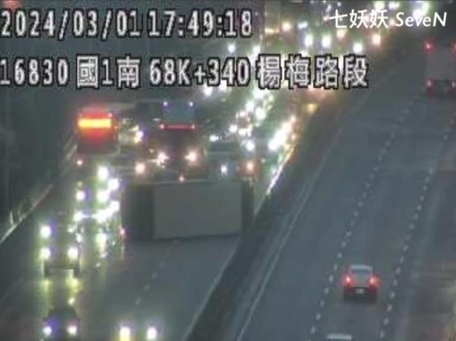 國道一號南下約68公里處桃園楊梅路段，1日傍晚發生車輛翻覆事故。（翻攝畫面）