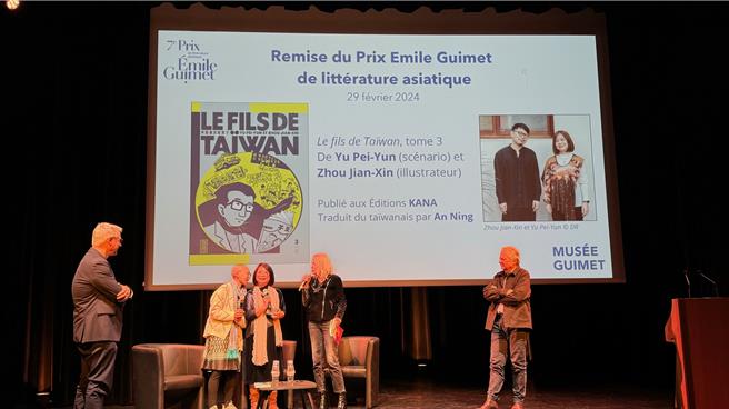 游珮芸（中）29日在頒獎典禮接受評審團主席Laure_Adler（右2）訪問。（文化部提供／李怡芸台北傳真）