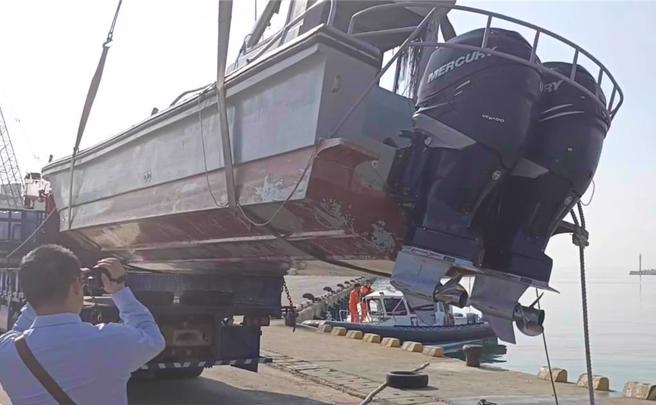 台湾海巡船在金门海域拦检一艘大陆快艇，发生翻覆，意外造成2人溺毙。（中时资料库）
