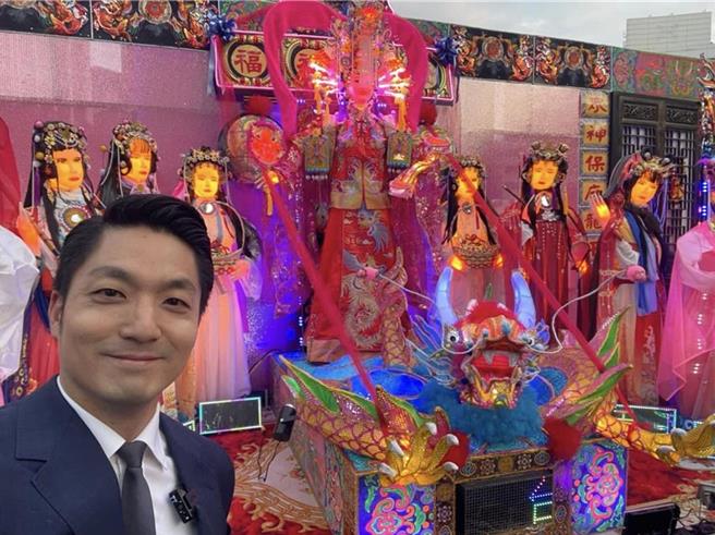 台北灯节昨起正式开展，参展花灯「眾神保庇龙平安」展示眾神肖像，却被民眾形容「以为中元普渡提前到」，台北市长蒋万安为此亲自欣赏该灯组，留下「丑美」的评价。(摘自蒋万安脸书粉专)