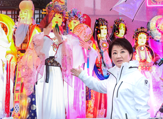 即将来到尾声的台北灯节，除了带来五百万观光人潮，几个话题十足的灯笼组也吸引许多民眾打卡，其中「眾神保庇龙平安」灯笼组内的女神，被认为撞脸台中市长卢秀燕，1日特地到场朝圣的她，谦称这些女神比她还美。（粘耿豪摄）