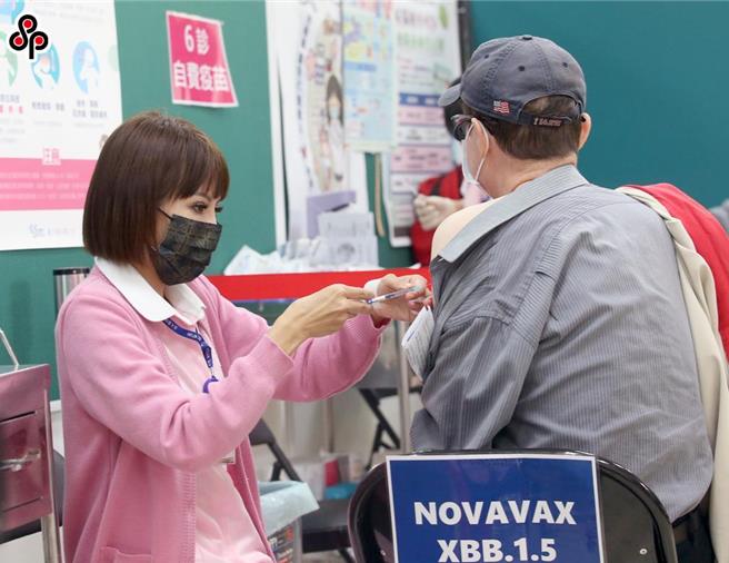 台北市衛生局宣布自3月1日起至5月31日止，設籍台北市的65歲以上長者至台北市立聯合醫院各院區及12區院外門診部接種新冠XBB疫苗除免掛號費，加碼送100元商品券。(本報資料照片)