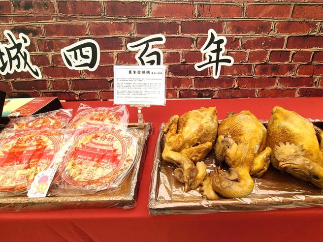 古都马今年推出长达百米的美食大道，端出烤鸡等各项美食以飨跑者。(台南市体育局提供／曹婷婷台南传真)