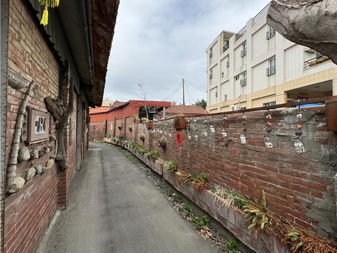 台中市太平區太和宮是太平當地重要信仰中心之一，周圍「曲巷」更是地方重要文化資產，太平社區發展協會理事長陳中洲1日表示，社區引入知名藝術家陳庭詩的作品打造「太和宮藝文曲巷」，近日又引入鐵工作品，活化地方風采也讓藝文融入日常生活。（潘虹恩攝）