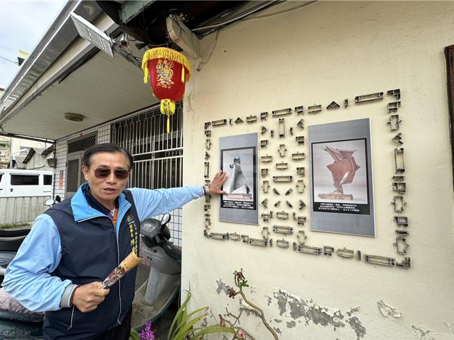 台中市太平區太和宮是太平當地重要信仰中心之一，周圍「曲巷」更是地方重要文化資產，太平社區發展協會理事長陳中洲1日表示，社區引入知名藝術家陳庭詩的作品打造「太和宮藝文曲巷」，近日又引入鐵工作品，活化地方風采也讓藝文融入日常生活。（潘虹恩攝）