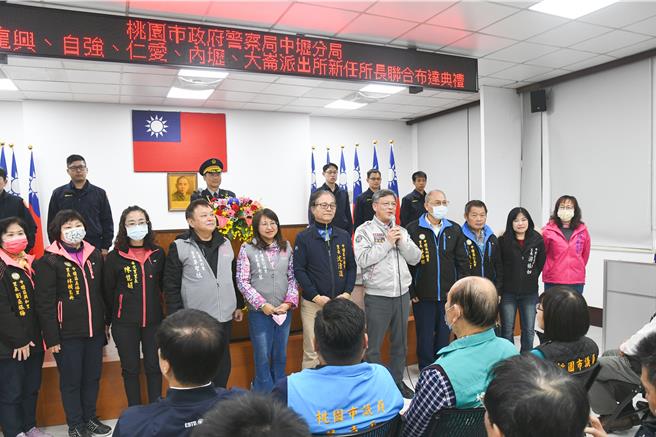 桃园市中坜警分局1日举行兴国、龙兴、自强、仁爱、内坜及大崙派出所的新任所长布达仪式。（翻摄照片／蔡明亘桃园传真）