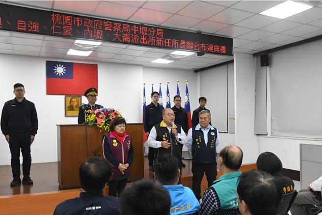 桃园市中坜警分局1日举行兴国、龙兴、自强、仁爱、内坜及大崙派出所的新任所长布达仪式。（翻摄照片／蔡明亘桃园传真）