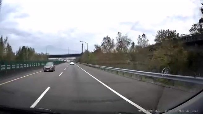 有民眾今1日上午10时许，开车行经南投县埔里国道6号往东时，内侧车道突然有辆深色轿车迎面而来，吓得前方驾驶和他纷纷闪避，痛批「这家伙真的是不要命」。（翻摄爆料公社）