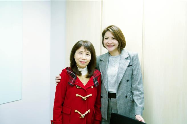 卫环委员会的国民党立委陈菁徽（右）、民眾党立委陈昭姿（左）1日会面，并依同针对人工生殖法交流。（摘自陈菁徽脸书）