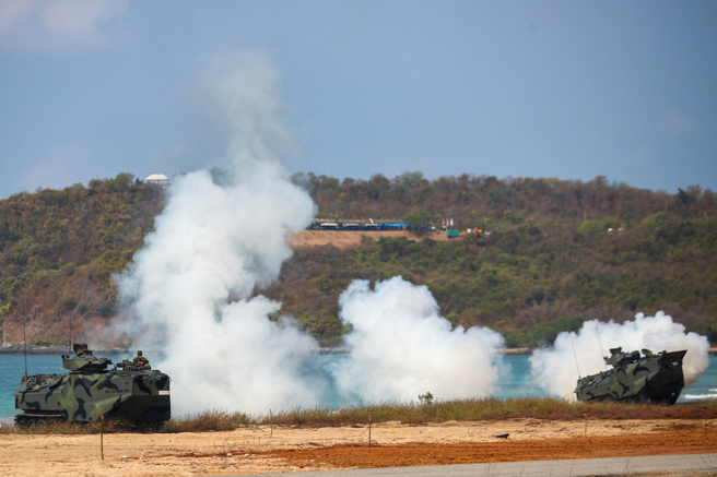 2024年3月1日，泰国海军陆战队参加在泰国春武里府举行的「金色眼镜蛇 2024」（CG24）联合军事演习的部分两栖登陆作战演习。（路透社）