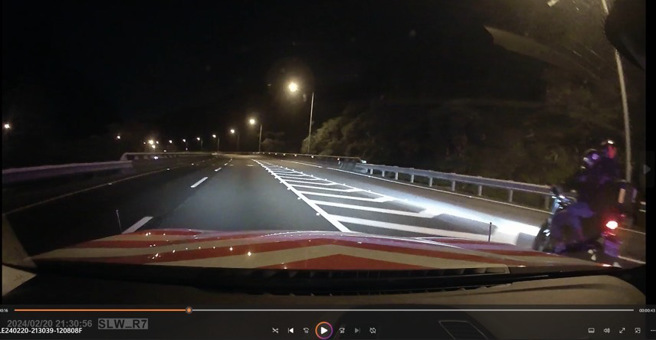 逃逸移工騎乘失竊普重機及懸掛失竊車牌違規硬闖國五雪隧。（圖／警方提供）