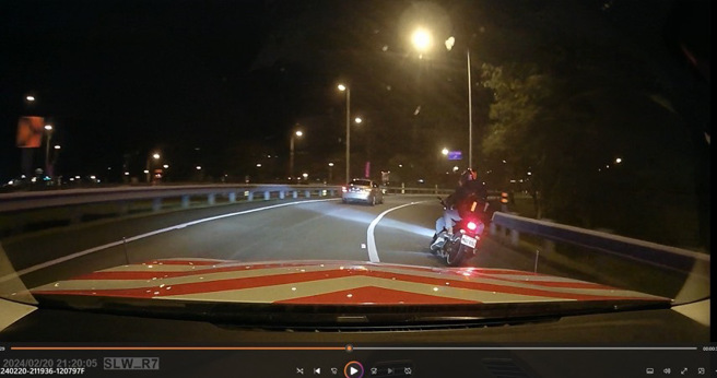 逃逸移工騎乘失竊普重機及懸掛失竊車牌違規硬闖國五雪隧。（圖／警方提供）