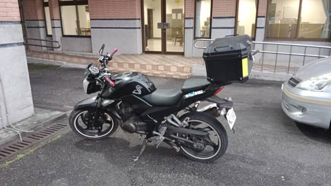 逃逸移工騎乘失竊普重機及懸掛失竊車牌違規硬闖國五雪隧。（圖／警方提供）