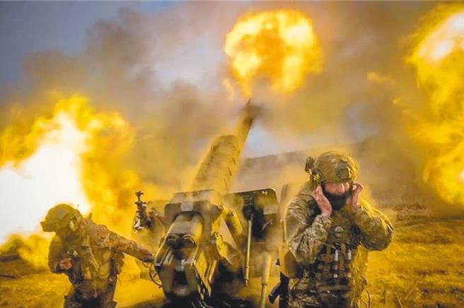 美國軍援烏克蘭155公釐M777榴彈砲，是對抗俄羅斯入侵的利器，但目前烏軍陷入彈藥不足的窘境。（翻攝自烏克蘭國防部官網）