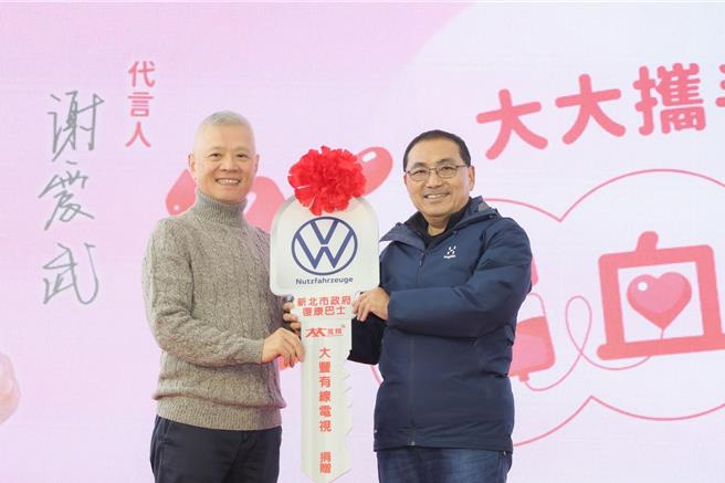 新北市長侯友宜（右）感謝大大數位基金會董事長戴永輝的捐贈，為身心障礙弱勢族群盡一份心力。（大大數位基金會提供）　　　　