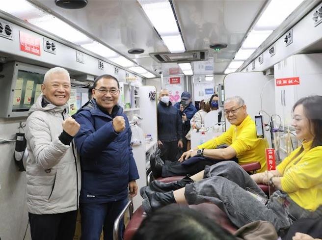 侯友宜與戴永輝鼓勵民眾一起捐血，讓愛延續。（大大數位基金會提供）　