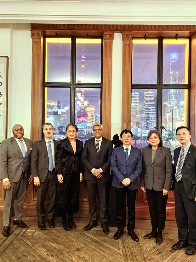 美国务院高官赴中磋商外交政策后会学者，专家：减少误解和猜疑。（復旦大学美国研究中心微信公眾号）