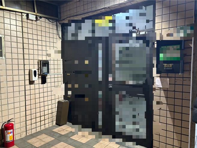 鄰居透露，簡男因頻繁騎車、開車前往派出所報案，被家人限制交通工具，疑似因為這樣才會衝到澳底漁港偷車，至於衝撞派出所也有可能是因為病發產生幻覺「想要報案」。（柯毓庭攝）