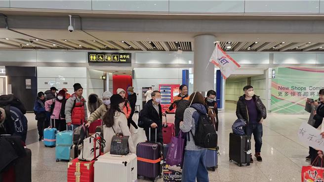 3月1日首个赴北京的东南旅行社旅游团，搭乘长荣BR716班机，晚间7点46分降落北京首都机场。（蓝孝威摄）