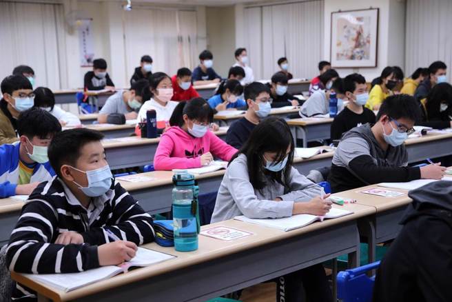 国文老师袁菲日前上课问「仙草的量词是什么」，未料学生回答一碗，让她当场笑到喘不过气。（图：shutterstock／达志）