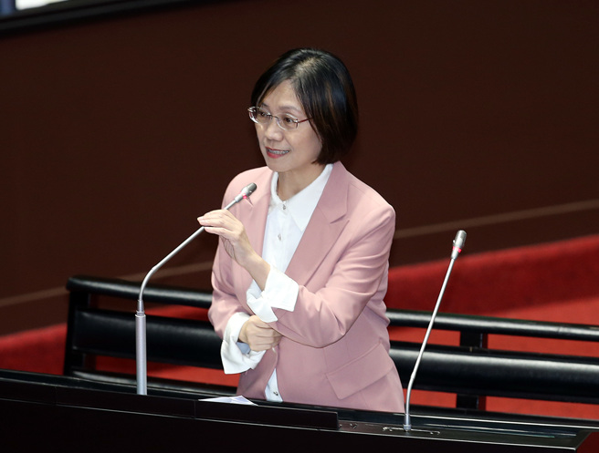 國民黨立委翁曉玲今（1）日質詢行政院長陳建仁，是否進入「看守內閣」、「看守政府」？陳建仁反問翁曉玲「請問哪一個法律有寫看守政府？」（姚志平攝）