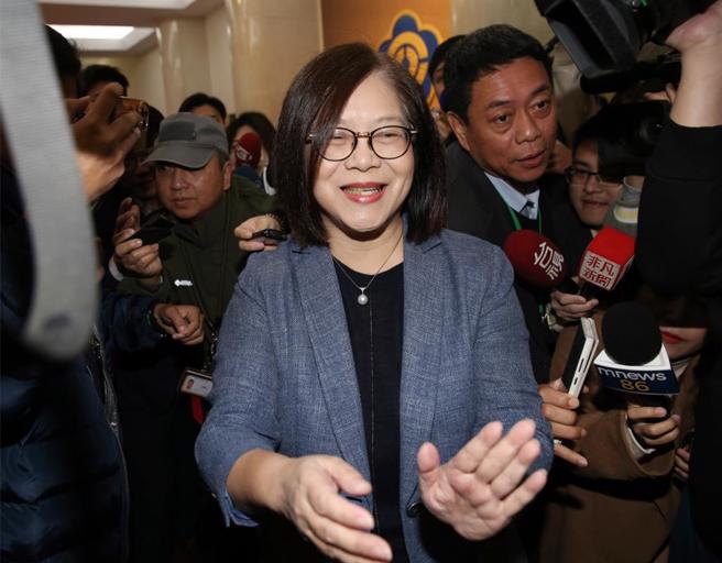 大陸國台辦發言人朱鳳蓮公開點名海委會主委管碧玲「極為冷血」，管碧玲1日受訪時被問到相關問題時，竟擅自摸了發問記者的臉，稱「看看我的體溫」。（姚志平攝）