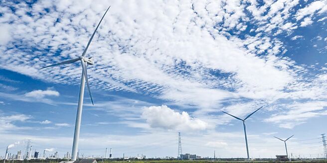 台股万九近关情怯，八大官股撒47.02亿银弹驰援，法人指出，520行情政策作多心态浓，重电绿能、碳权、生技、国防军工类股，挟题材引买盘簇拥。图／本报资料照片