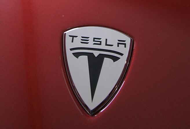 特斯拉执行长马斯克28日在X发文，表示电动跑车Roadster已完成设计，将在今年底发表明年交车。图／美联社