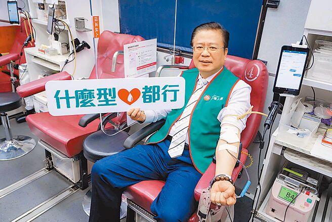 台灣人壽副董事長許舒博帶頭挽袖，鼓勵民眾捐血「什麼型都行」。圖／台灣人壽提供