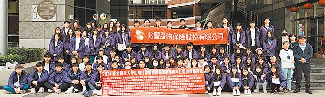 兆豐保險攜手北醫山服社，前進南投縣部落傳遞關懷。圖／兆豐保險提供