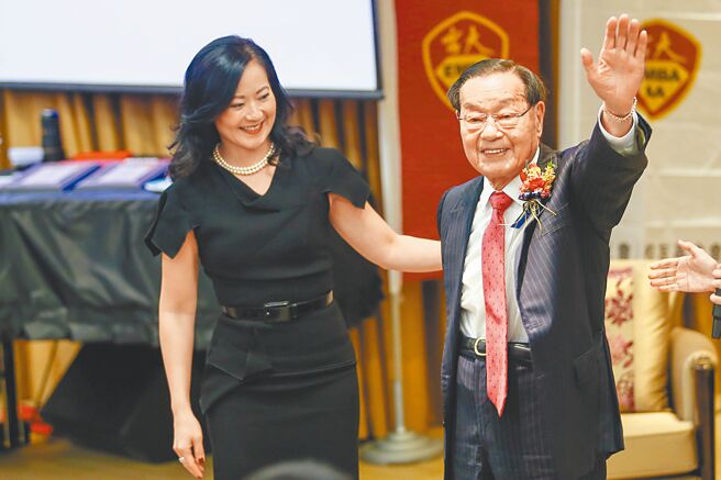 美国参议院共和党领袖麦康奈2月28日宣布，将于明年1月正式卸下党团领袖职务，此决定与他的妻子赵小兰胞妹赵安吉不久前死于意外有关。图为美国福茂集团创办人赵锡成（右）与女儿赵安吉（左）2019年在台湾大学演讲。（本报资料照片）