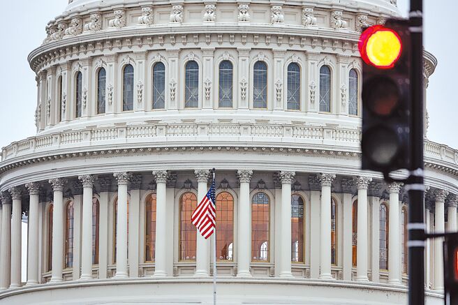 美国共和党和民主党国会领袖2月28日达成临时协议，将联邦预算延长数天，政府关门时间也从3月1日延后至3月8日。（新华社）