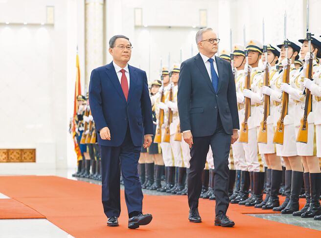 傳大陸外長王毅3月下旬赴澳洲，為大陸總理李強出訪鋪路。圖為2023年11月李強（左）與訪華的澳洲總理艾班尼斯（右）會面。（新華社）