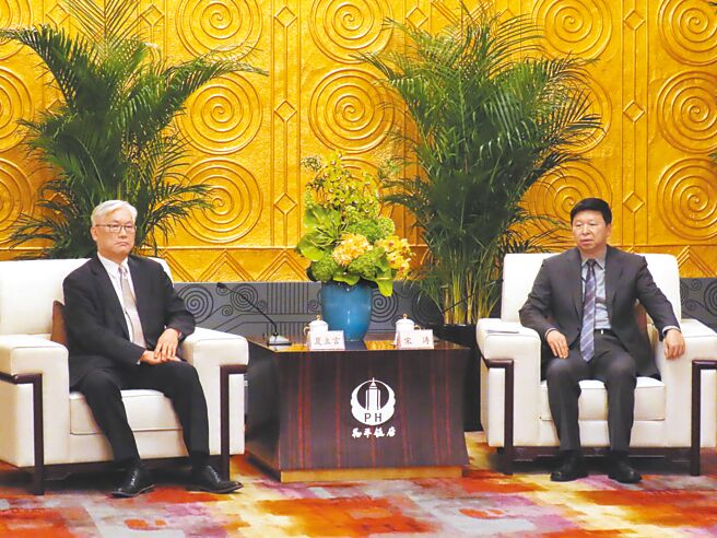 中國國民黨副主席夏立言（左）2月29日下午在上海和平飯店和平廳，與大陸國台辦主任宋濤（右）會面。（朱紹聖攝）