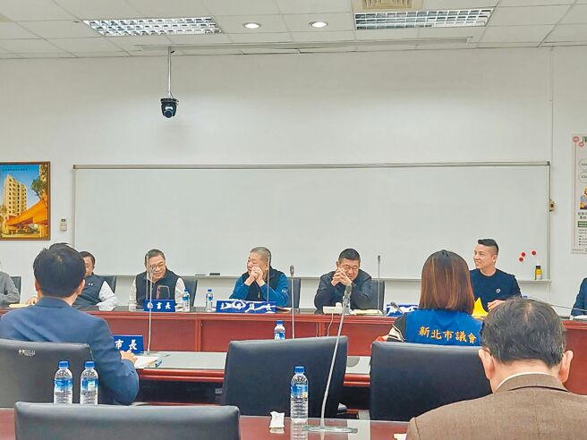 新北市議會2月29日召開程序委員會拍板3月5日臨時會，市府要針對深坑大火與三重大樓傾斜案專案報告。後排右起為國民黨團書記長陳偉杰、副議長陳鴻源、議長蔣根煌、祕書長陳王正源。（陳慰慈攝）