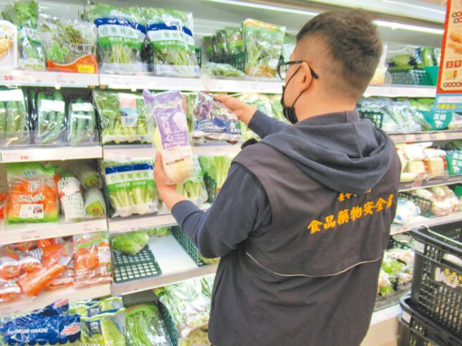 台中市食安處自2021年起啟動蔬果農藥殘留監測，2月29日公布相關監測數據，去年抽檢728件有22件蔬果農藥殘留違規。（台中市食安處提供／張亦惠台中傳真）
