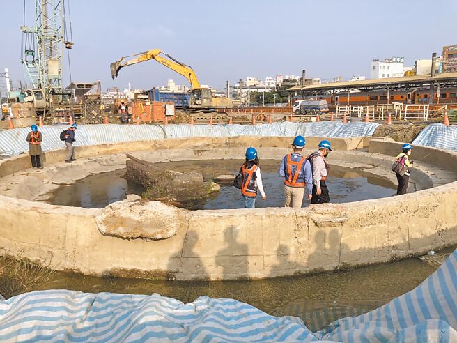 嘉义市铁路高架化施工中，在嘉义火车站工区发现日据时期第一代转车台，获指定为嘉义市定古蹟范围内原地保留。（嘉义市政府提供／廖素慧嘉市传真）