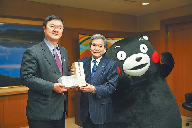 高雄市副市长罗达生（左）2月28日拜会日本友好城市熊本县知事「熊本熊推手」蒲岛郁夫，双方针对半导体产业、观光、交通等议题交换意见。（高市府行国处提供／洪浩轩高雄传真）