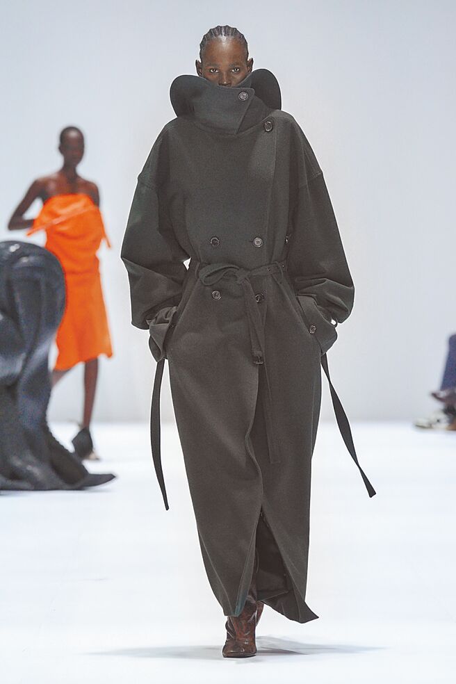 宽松如罩衫的设计，容易让人想到电影《沙丘2》的造型。（蓝钟提供）