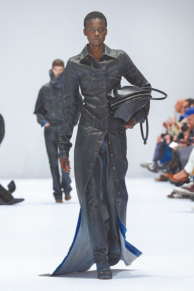 皮革与丹寧大量地出现在此季大秀上。（蓝钟提供）