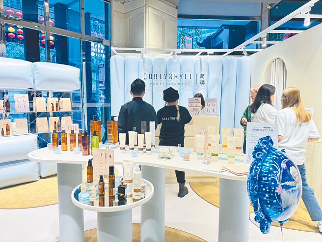 韓星BLACK PINK Rose愛用的極簡沙龍護髮CURLY SHYLL，即日起至3月31日於新光三越台北信義新天地A11快閃。（新光三越提供）