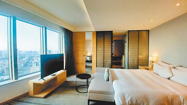 和逸高雄中山館客房擁有大片窗戶，採光良好，旅客能在房內輕鬆小酌，愜意欣賞高樓美景。（陳韻萍攝）