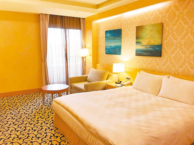 義大天悅飯店瞄準粉絲眾多的五月天個唱，推出「五迷住義！義起回到那一天！」住房專案，雙人住房最低3000元有找。（義大天悅飯店提供）